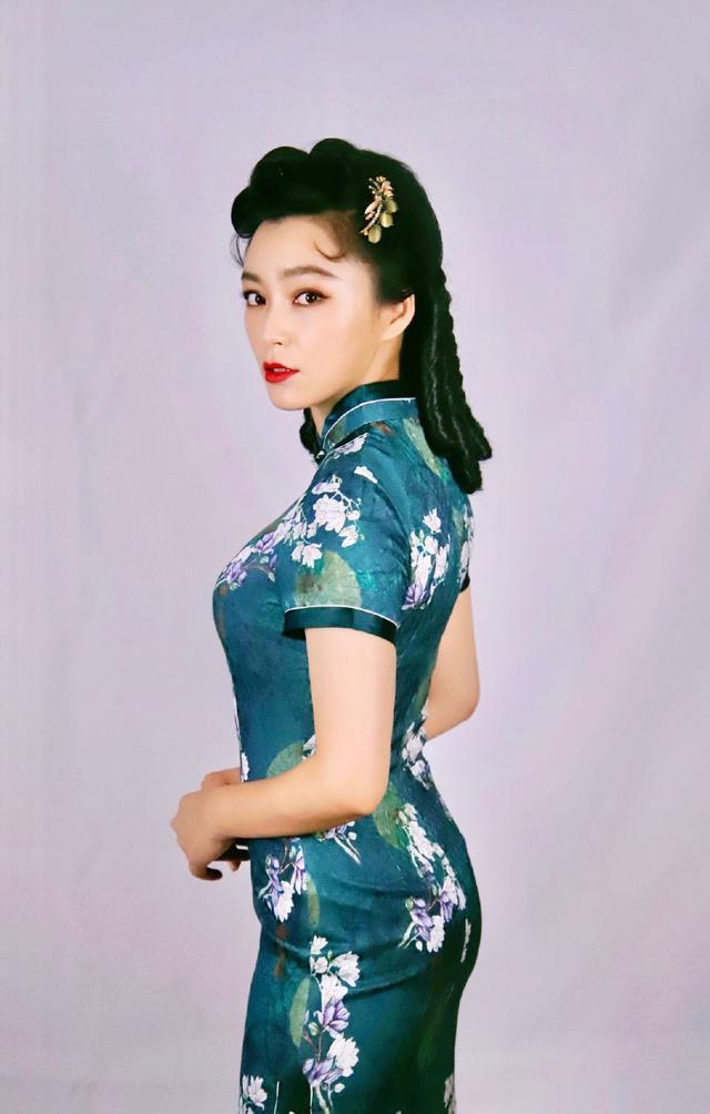 她是范冰冰的替身,如今逆袭成女一,穿旗袍美得明艳又大气!