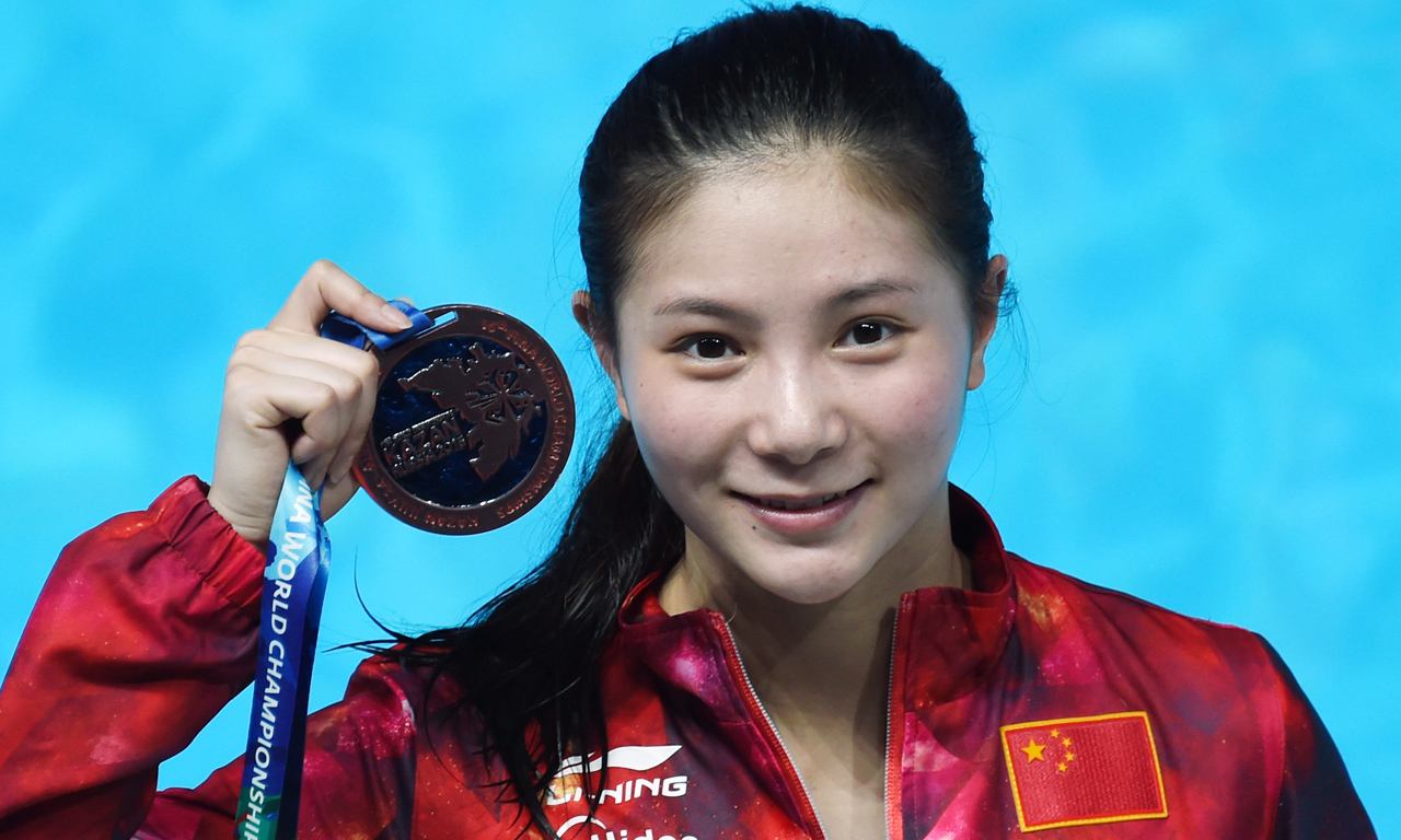 跳水奥运冠军出席活动,一身黑白搭配裙装风格,尽显优雅大方|何姿|跳水