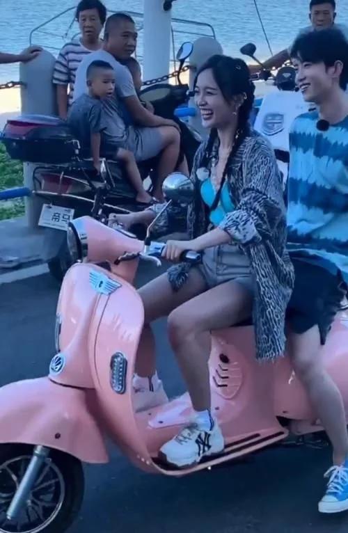 吴宣仪带黄新淳骑车谁注意男生脚在哪儿虽然不火但让人心疼