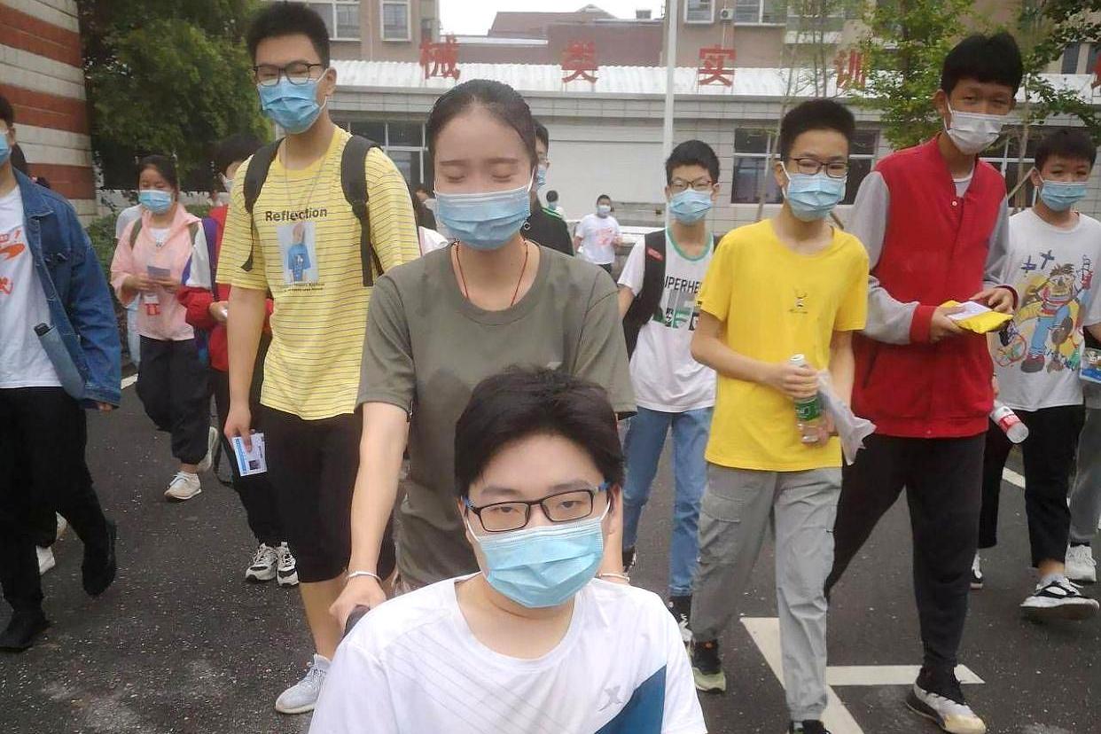 武汉市江夏第四中学,轮椅考生出考场,便感受到满满关爱