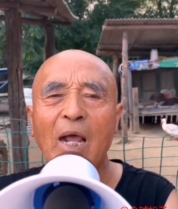 暴躁老头网上连续示爱邓紫棋,获本尊回应爷爷你好