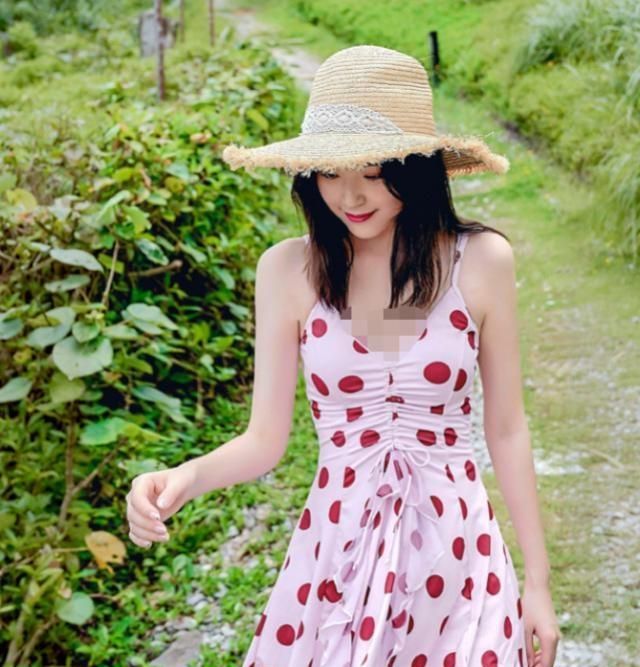 迪拜现在是日本穿着圆点泳衣拍照的著名模特,皮肤刺眼