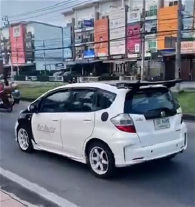 "黑白拼色"本田飞度,加装大尾翼,配立体交叉杆,酷似一台赛车