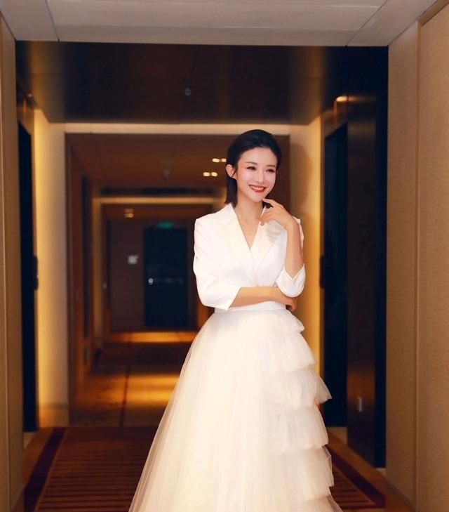 其他主持人一辈子都不能上春晚,张舒越却能轻松登上春晚吗?