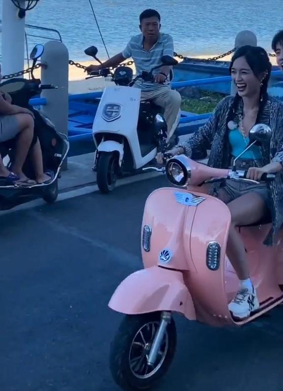 吴宣仪带同黄新淳骑车,谁注意男生脚在哪儿?虽然不火但让人心疼