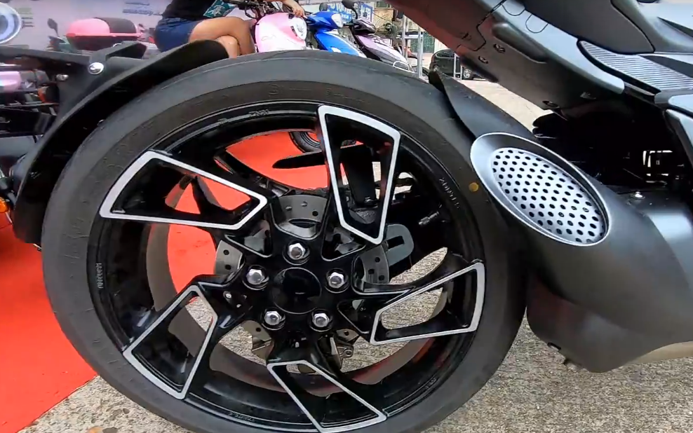 国产最帅太子摩托 升仕310v单摇臂版工程样车亮相