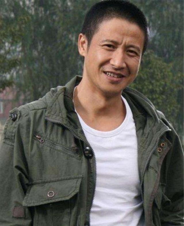 张国强出生在文艺世家,母亲是评剧名角,父亲是京剧演员.