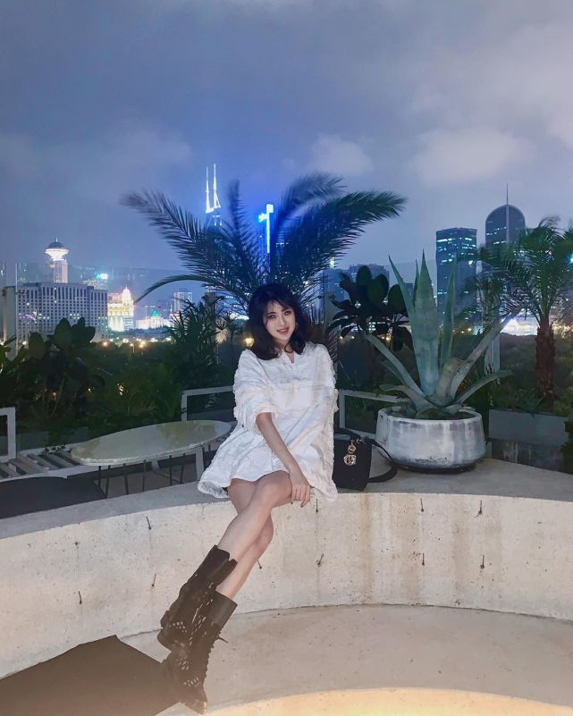 任正非小女儿姚安娜晒美照肤白貌美大长腿名媛气质不输女星