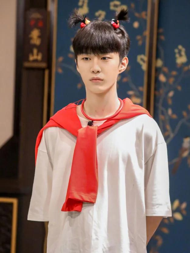 范丞丞自称小时候因太帅被围观本以为开玩笑看到旧照我信了