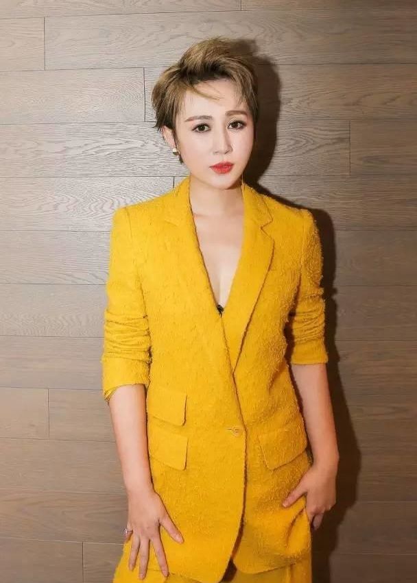 她是王凯同学,因太丑不敢进演艺圈,如今成喜剧女王变人生赢家