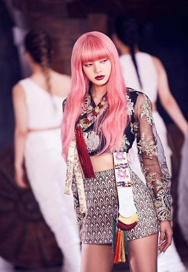blackpink回归未公开照片,lisa粉长发超飒!朴彩英的鞋子难驾驭