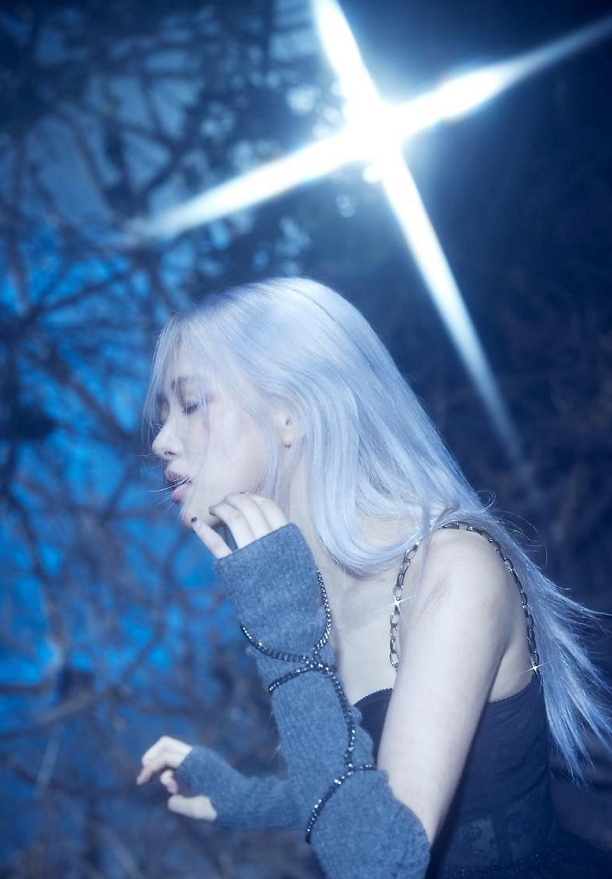 blackpink回归未公开照片，Lisa粉长发超飒！朴彩英的鞋子难驾驭|鞋子|长发|金发_新浪新闻