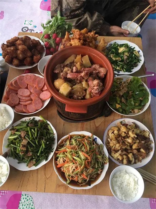 去舅舅家蹭饭,进门看到一桌农家菜,太尴尬了,到底吃还是不吃?