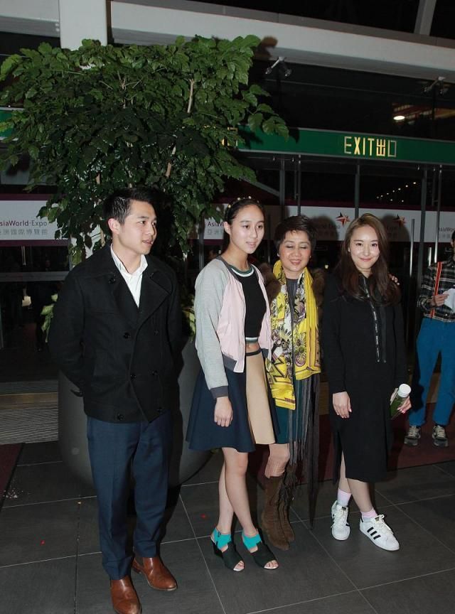 冯盈盈为男友郑衍峰庆生二人穿情侣装甜到爆何猷亨彻底出局了