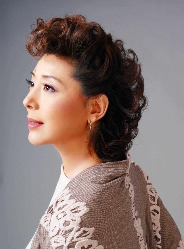 45岁二婚嫁高官被宠21年,67岁依旧气质十足|关牧村|江泓|气质_新浪