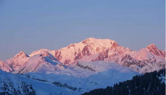 粉色的阿尔卑斯冰川