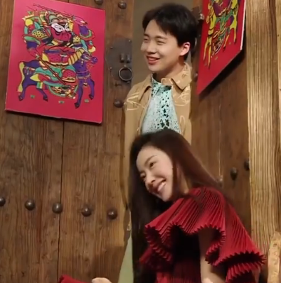 郭麒麟反应堪称教科书张天爱趴在肩上怎么扭头教养是装不出的