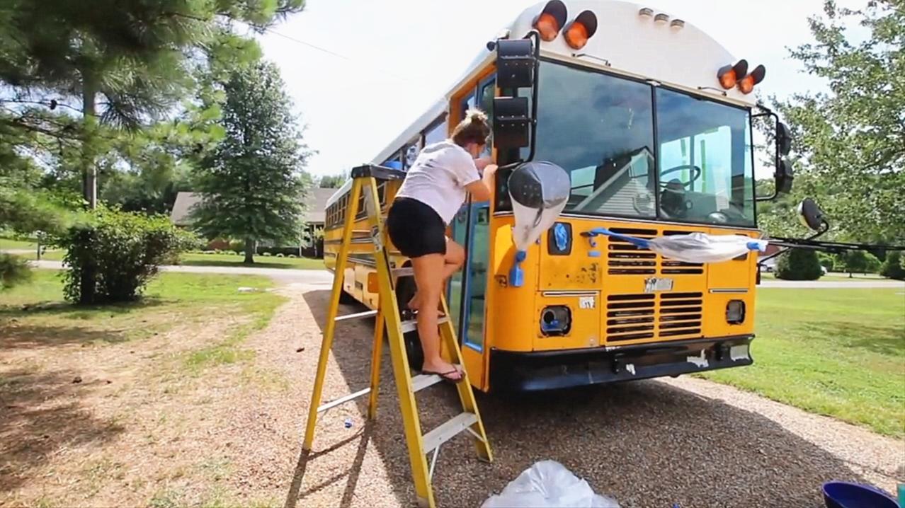 国外情侣把旧校车改造成房车,装修好的那一刻,真是太温熙了!