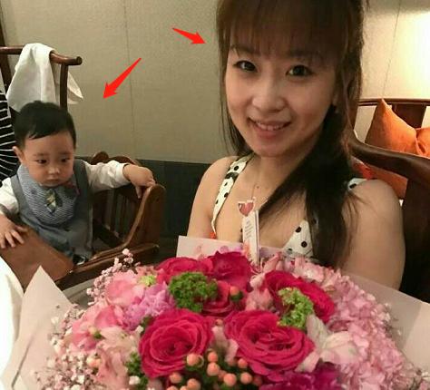 朱桢的第二任妻子洪燕则是一个低调的老师,虽然是素人但是颜值也是