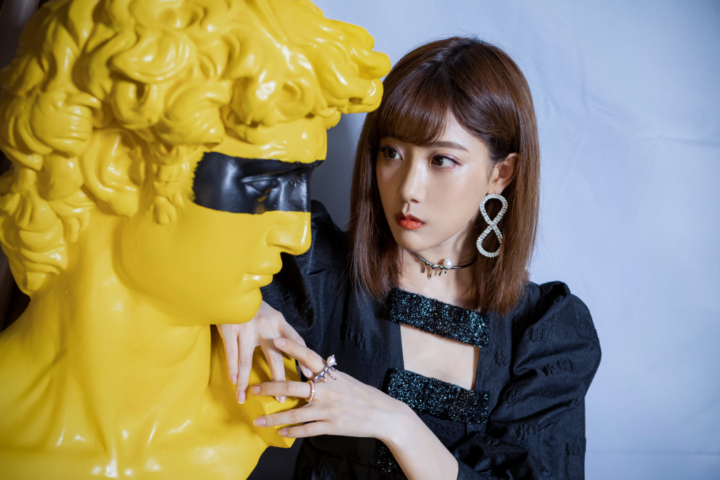 她历经五年成snh48选举第一名,今穿泡泡袖礼服,复古甜美