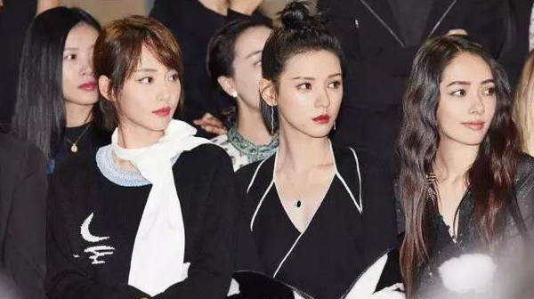 张予曦与人合影太吸睛,坐在两个"仙女"中间,依旧是"大姐大