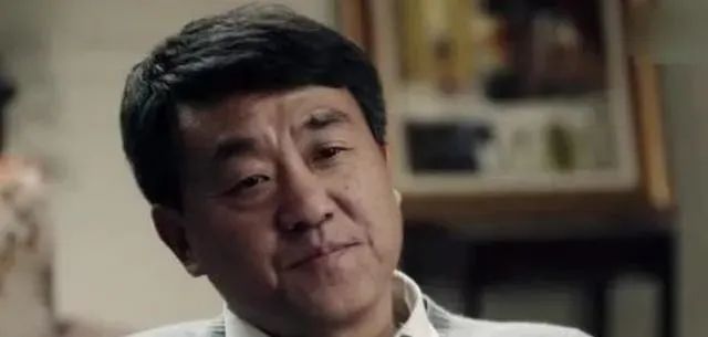 演员何冰为何结婚22年0绯闻看看妻子是谁就知道了