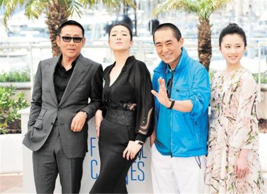 巩俐与71岁老公手牵手秀浪漫岁月依旧没饶过55岁的她