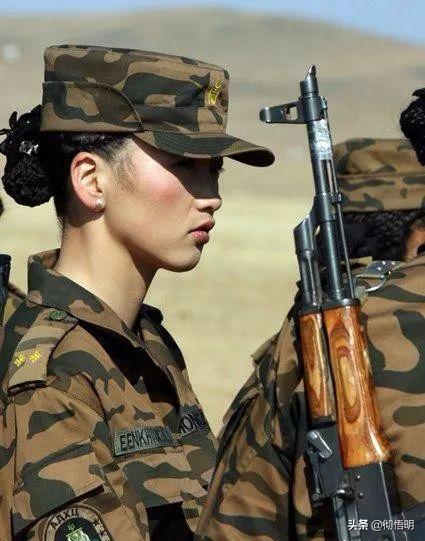 直击蒙古女兵训练:荷枪实弹,身材魁梧,一般人打不过