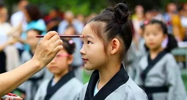 送芹菜培根,额头点朱砂,古人开学典礼真是太棒了