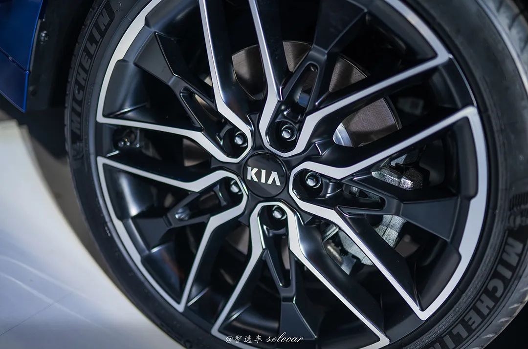 颜值能打,尺寸加长,细节更懂国人,实拍国产起亚k5凯酷