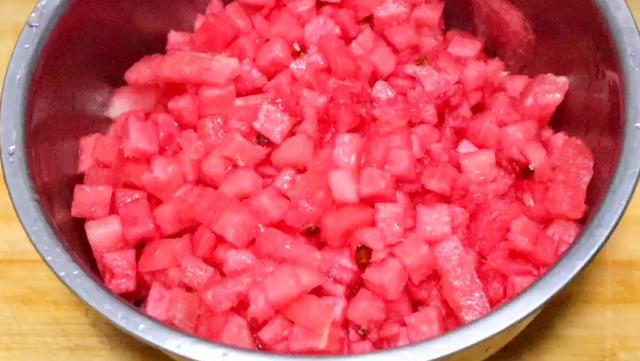 西瓜酱新做法,1斤黄豆2斤西瓜,不发酵不用等,香辣美味做好就吃