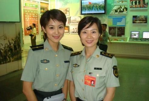 她17岁进女子特警队,如今是大校警衔,却嫁给一位普通保安