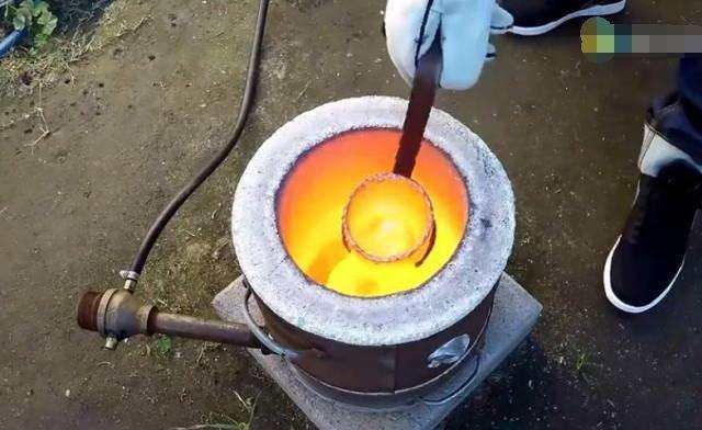 男子把一千度的铁水浇在石榴上, 5分钟后会发生什么事呢?|铁水|平锅|