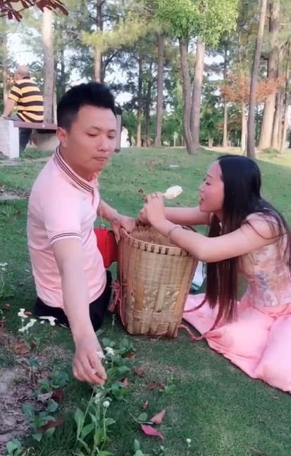 成都连体夫妻,终究被现实打败,男子另寻新欢,女子至今孤身一人