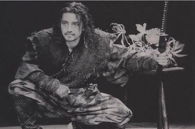 那就是在电影《冰人四万年》中扮演一个原始人,尽管没有一句台词,尊龙