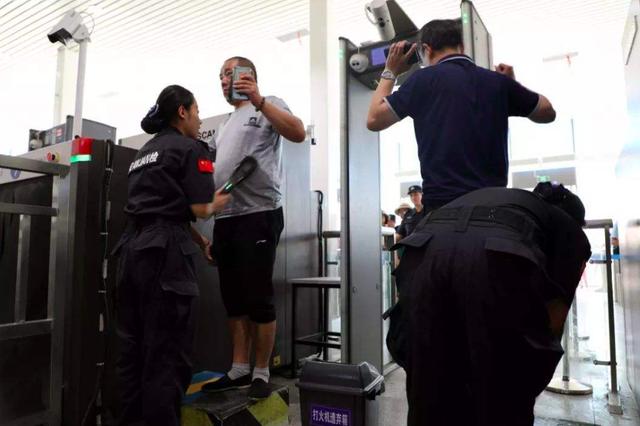 为什么地铁安检员钱少又累还有很多年轻人愿争着想干