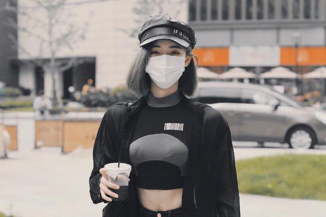 许佳琪这是什么气场,穿露脐上衣 牛仔裤,大步流星霸气得像女王