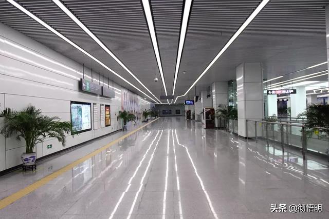 中国最大地下火车站相当于21个足球场耗资40亿设有36个出入口