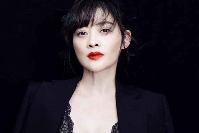 因演戏而退学的她,与导演结婚7年无子,42岁被丈夫宠到不会取钱