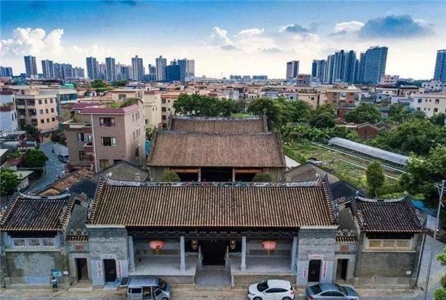 其实我们不难看出,这个郑氏祠堂能坐落在这么繁华的地段,足以证明这个