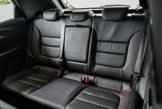 细节造型上又从科迈罗及经典超跑科尔维特的设计中汲取灵感,视觉上的