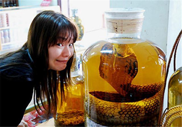 毒蛇被高度酒泡上三个月还没死,开盖取酒被咬伤,这是成精了吧|蛇酒