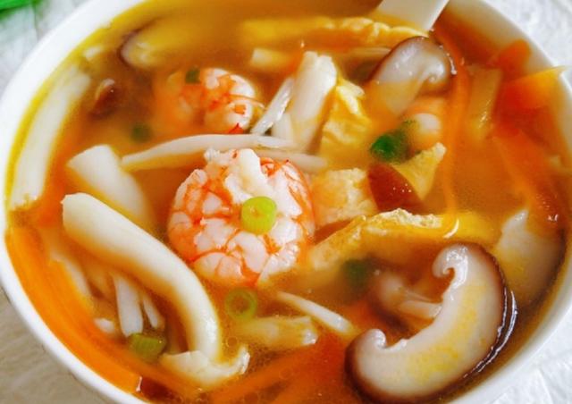 我们首先要准备好海鲜菇,白玉菇,鸡蛋,虾仁,姜,料酒,盐和胡椒粉.