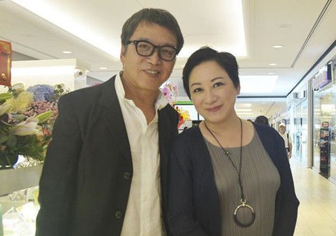 她是最矮港姐冠军,一婚嫁丑男生3女后被抛弃,二婚终于收获幸福