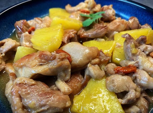 充满小清新的菠萝鸡,色彩诱人,营养丰富,酸甜开胃好吃又下饭