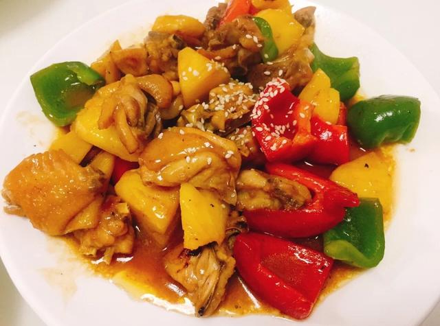 充满小清新的菠萝鸡,色彩诱人,营养丰富,酸甜开胃好吃又下饭