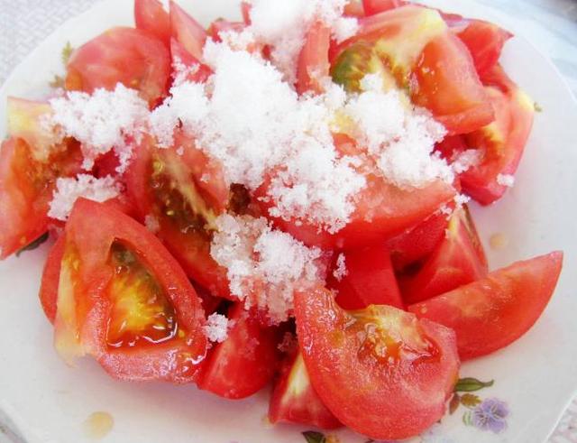 糖拌西红柿只会放糖?多加这两步,出汁快更沙甜,口感更美味