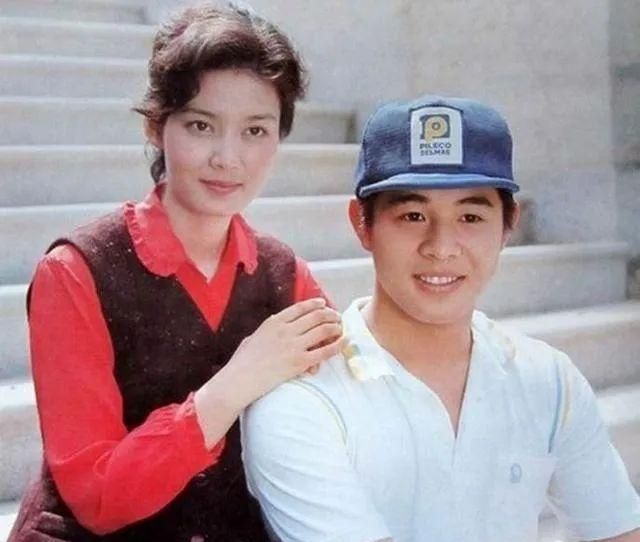 李连杰二姐夫:当小舅子经纪人死于车祸,死后看小舅子供养他全家
