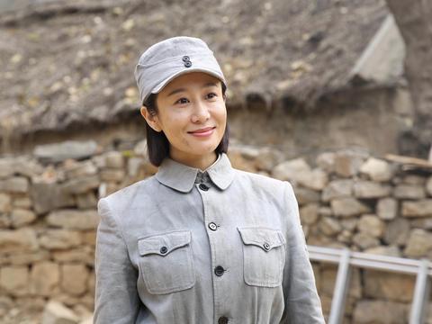 她唱着《国际歌》上刑场 群演大爷泪崩|专访《苦菜花》演员丁子迪|丁子迪|苦菜花|国际歌_新浪新闻