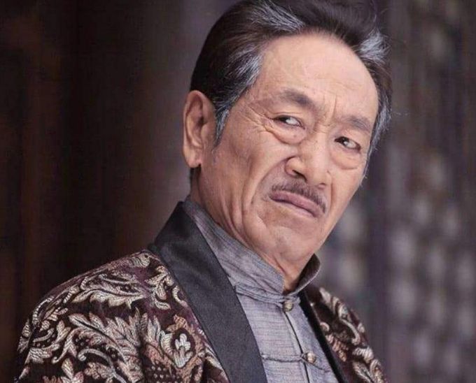 他是国家一级演员,46岁出道娶小37岁娇妻,73岁成人生赢家!